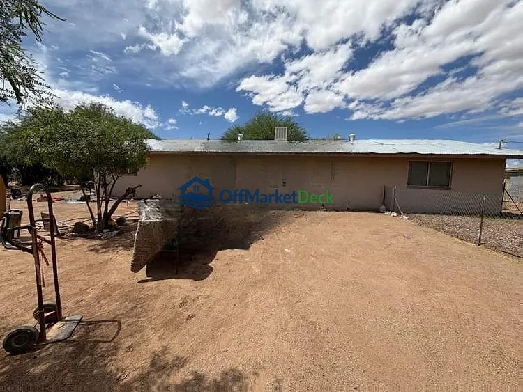 Off-market house in Surprise, Arizona — 3 beds, 2 baths, $370,000 — photo 2 of 8