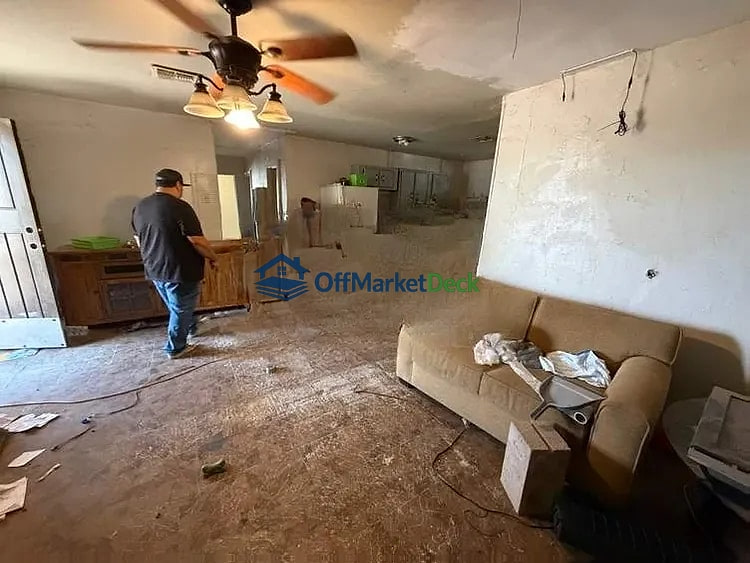 Off-market house in Surprise, Arizona — 3 beds, 2 baths, $370,000 — photo 4 of 8