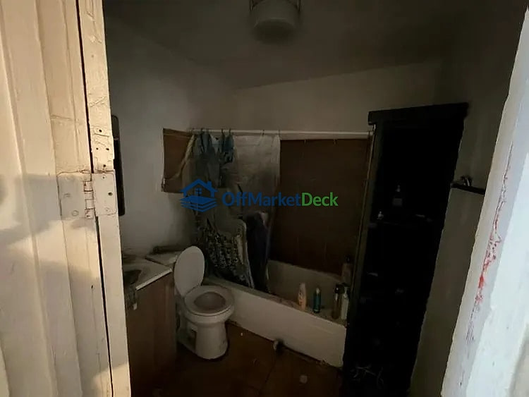 Off-market house in Surprise, Arizona — 3 beds, 2 baths, $370,000 — photo 8 of 8