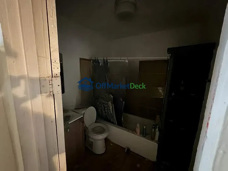 Off-market house in Surprise, Arizona — 3 beds, 2 baths, $370,000 — photo 7 of 8