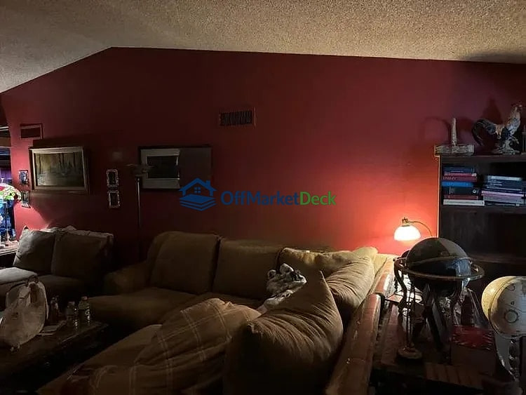 Off-market house in Phoenix, Arizona — 4 beds, 1.5 baths, $292,000 — photo 4 of 8