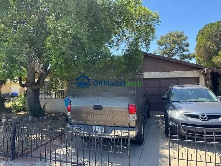 Off-market house in Phoenix, Arizona — 4 beds, 1.5 baths, $292,000 - Blurred background Image