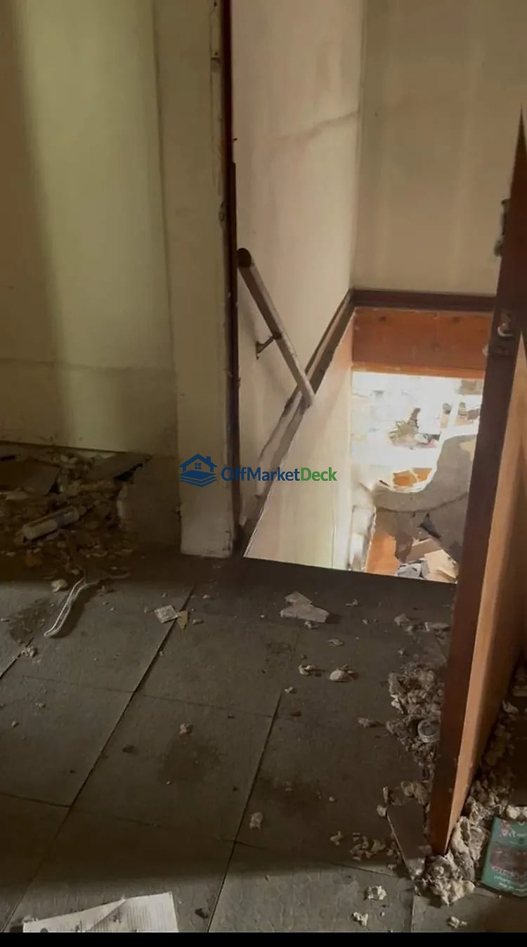 Off-market house in Gary, Indiana — 4 beds, 2 baths, $39,000 — photo 3 of 8