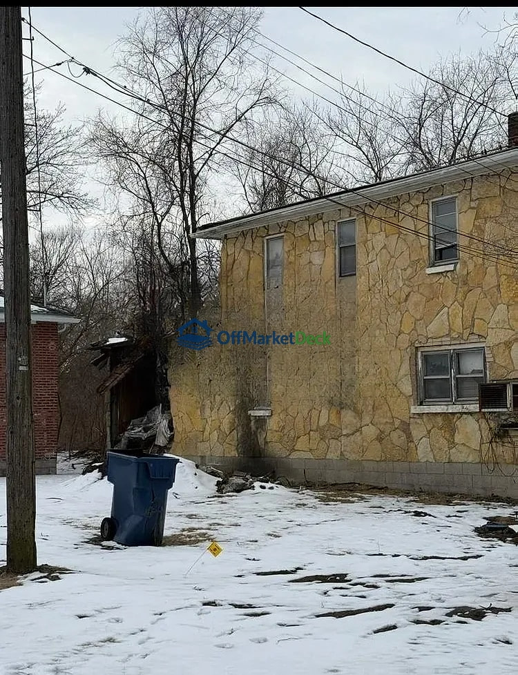 Off-market house in Gary, Indiana — 4 beds, 2 baths, $39,000 — photo 2 of 8