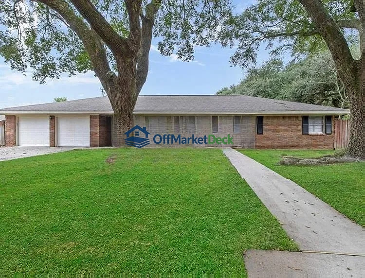 Off-market house in Baytown, Texas — 3 beds, 2 baths, $165,000 — photo 4 of 8