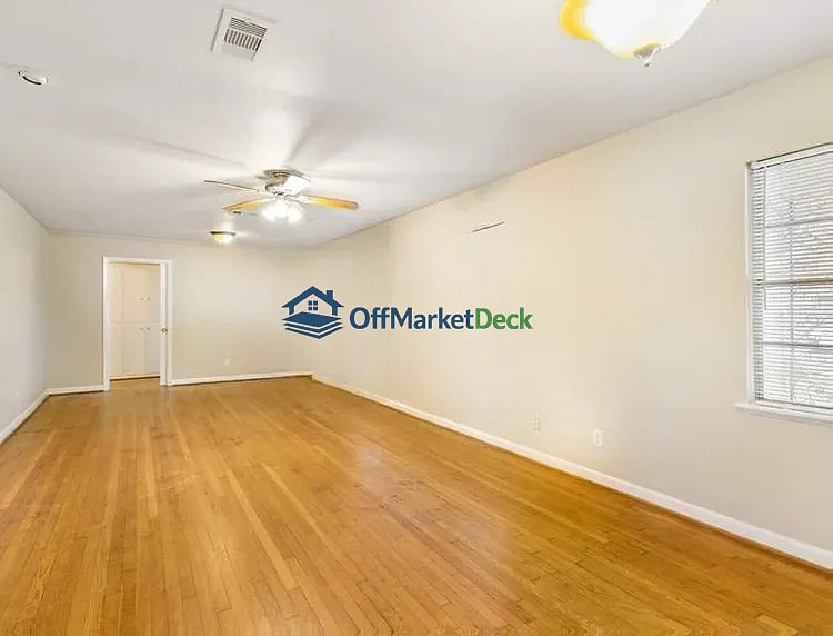 Off-market house in Baytown, Texas — 3 beds, 2 baths, $165,000 — photo 6 of 8