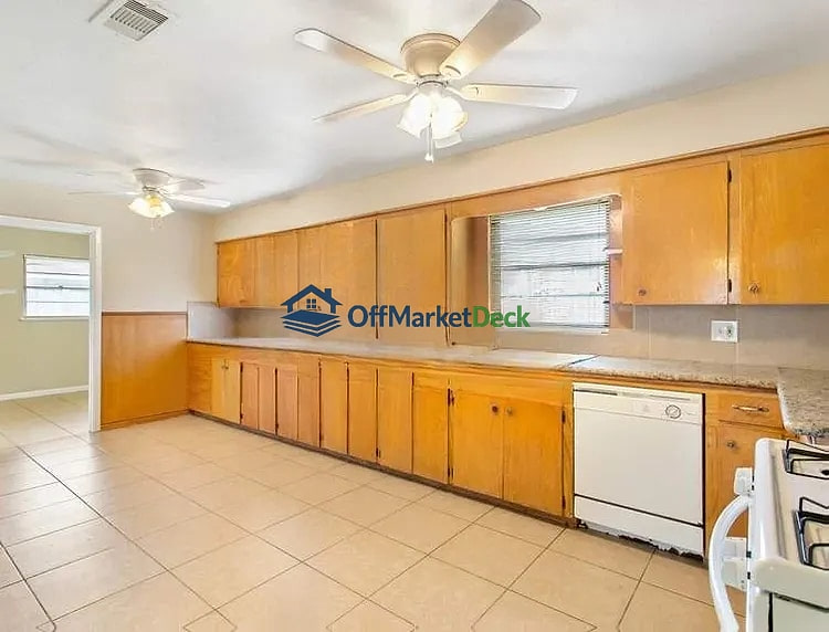 Off-market house in Baytown, Texas — 3 beds, 2 baths, $165,000 — photo 7 of 8