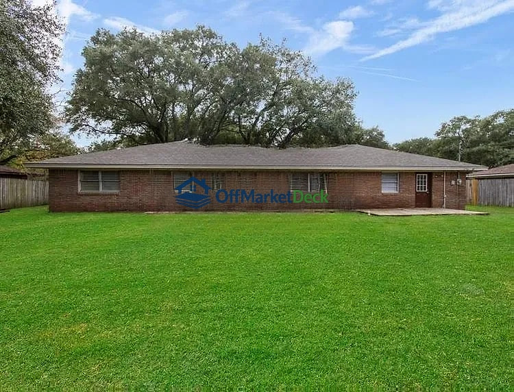 Off-market house in Baytown, Texas — 3 beds, 2 baths, $165,000 — photo 3 of 8