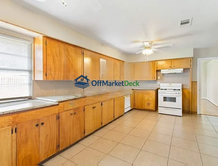 Off-market house in Baytown, Texas — 3 beds, 2 baths, $165,000 — photo 8 of 8