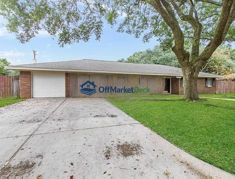 Off-market house in Baytown, Texas — 3 beds, 2 baths, $165,000 — photo 5 of 8
