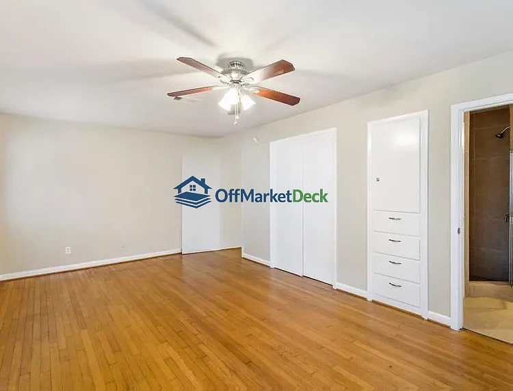 Off-market house in Baytown, Texas — 3 beds, 2 baths, $165,000 — photo 2 of 8