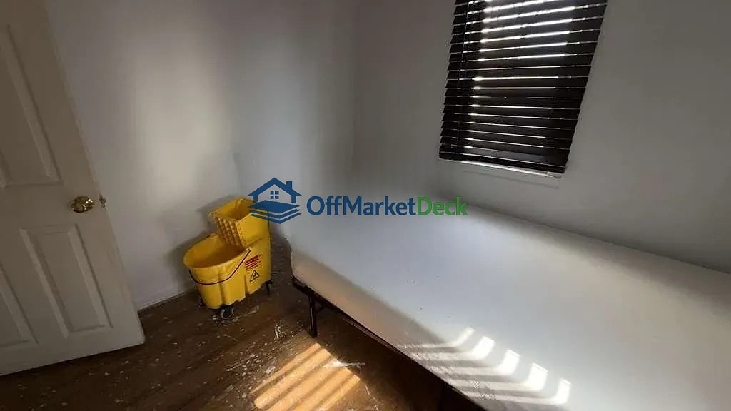 Off-market house in Pontiac, Michigan — 2 beds, 1 bath, $79,900 — photo 7 of 8