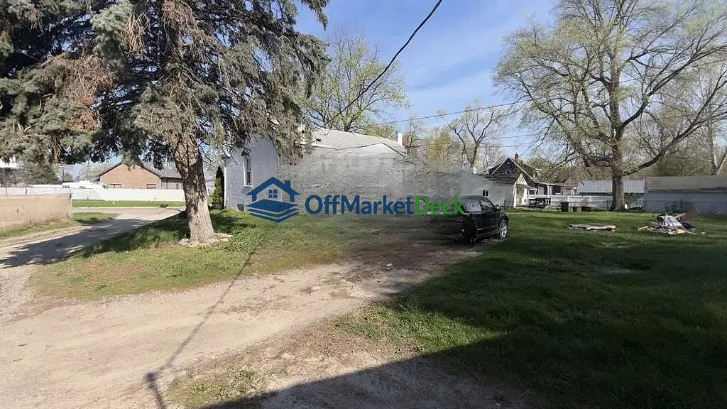 Off-market house in Pontiac, Michigan — 2 beds, 1 bath, $79,900 — photo 2 of 8