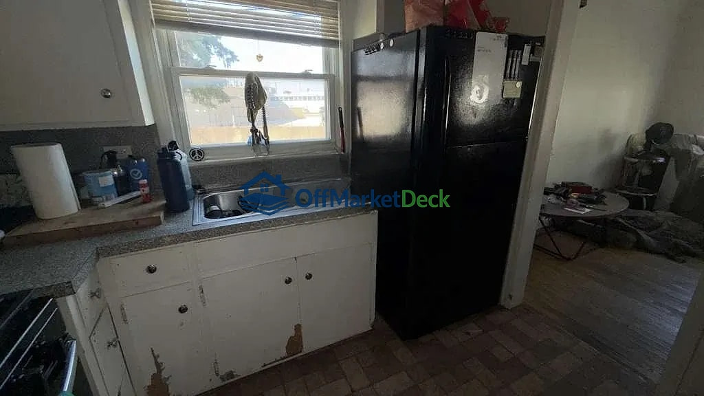 Off-market house in Pontiac, Michigan — 2 beds, 1 bath, $79,900 — photo 5 of 8