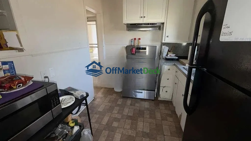 Off-market house in Pontiac, Michigan — 2 beds, 1 bath, $79,900 — photo 4 of 8
