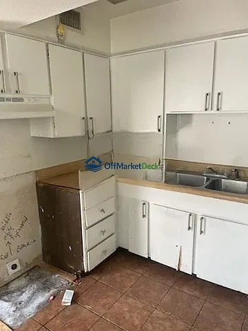 Off-market house in Phoenix, Arizona — 2 beds, 1 bath, $105,990 — photo 6 of 8