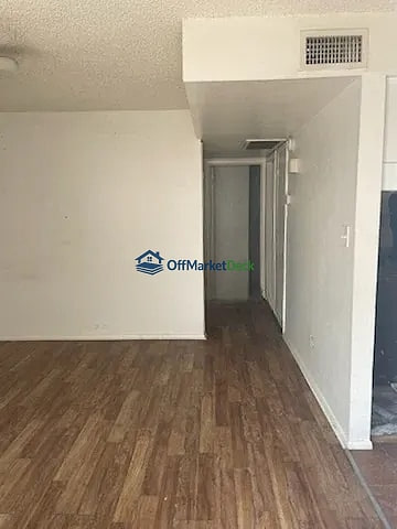 Off-market house in Phoenix, Arizona — 2 beds, 1 bath, $105,990 — photo 3 of 8
