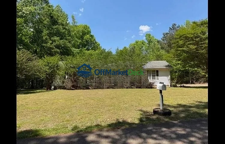 Off-market house in Adamsville, Tennessee — 3 beds, 1 bath, $81,800 - Blurred background Image