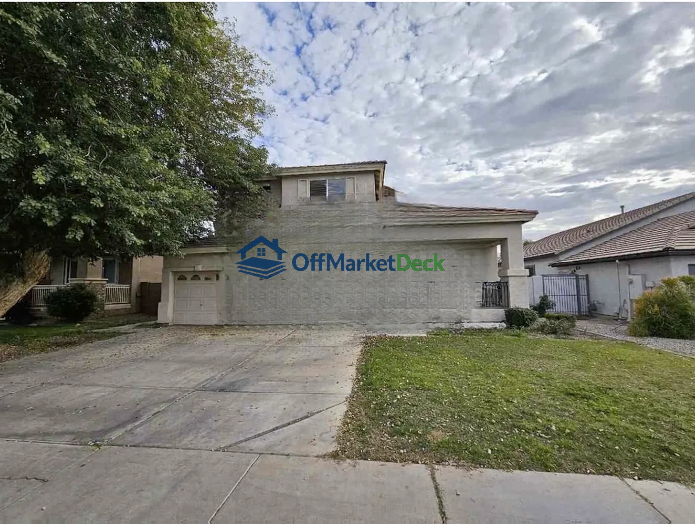 Off-market house in Lexington, Kentucky — 5 beds, 3 baths, $479,990 - Blurred background Image