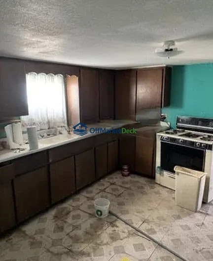 Off-market house in Phoenix, Arizona — 2 beds, 2 baths, $244,990 — photo 3 of 8