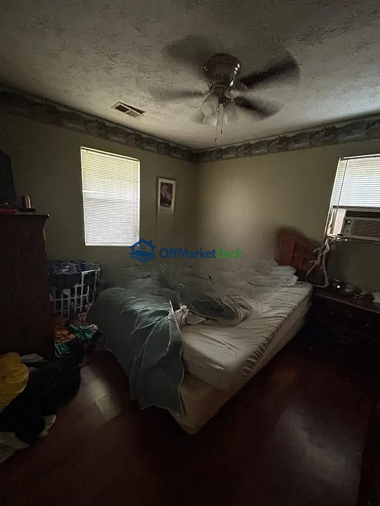 Off-market house in Anniston, Alabama — 3 beds, 1 bath, $100,000 — photo 4 of 8