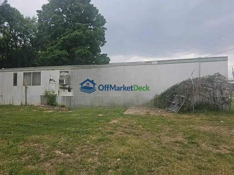 Off-market house in Portland, Tennessee — 2 beds, 1 bath, $65,000 - Blurred background Image