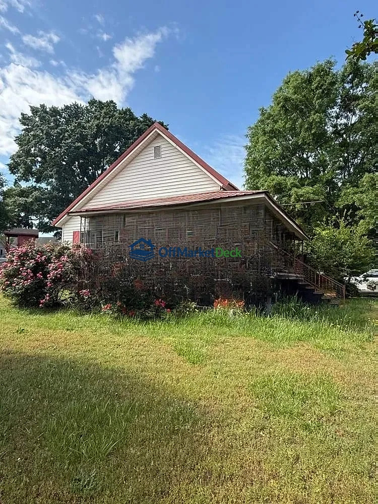 Off-market house in Pelzer, South Carolina — 2 beds, 1 bath, $88,000 - Blurred background Image