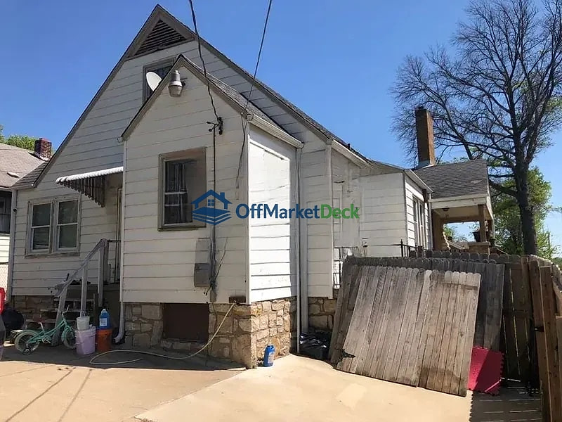Off-market house in Kansas City, Missouri — 3 beds, 2 baths, $89,900 — photo 5 of 8