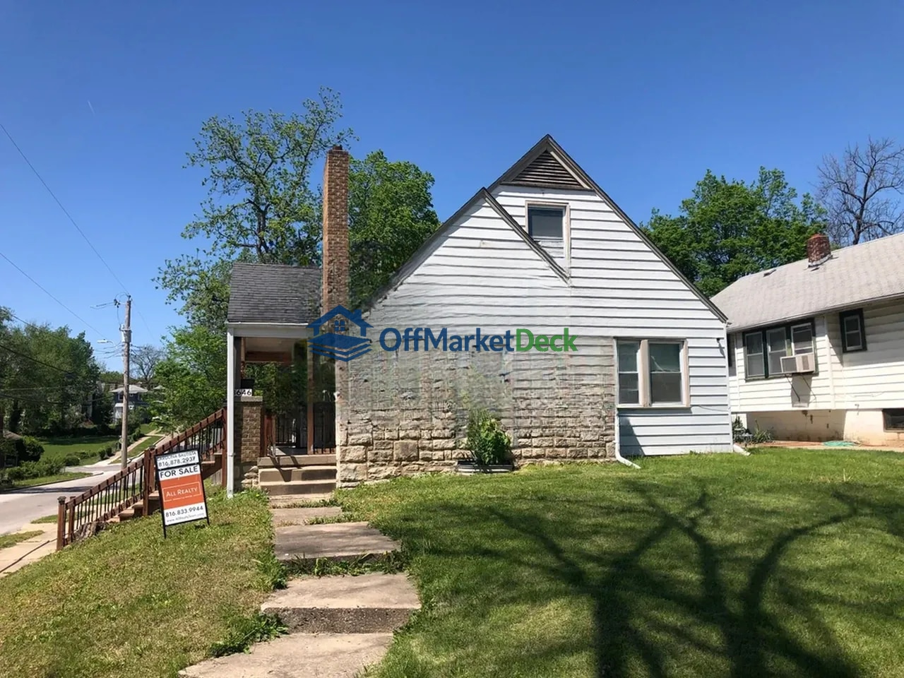 Off-market house in Kansas City, Missouri — 3 beds, 2 baths, $89,900 - Blurred background Image