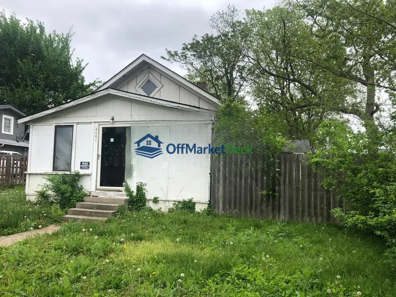 Off-market house in Kansas City, Missouri — 3 beds, 2 baths, $65,900 - Blurred background Image