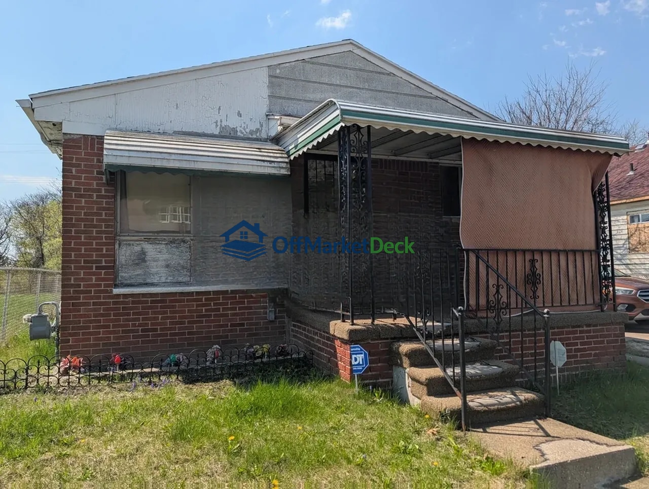 Off-market house in Detroit, Michigan — 2 beds, 1 bath, $19,900 - Blurred background Image