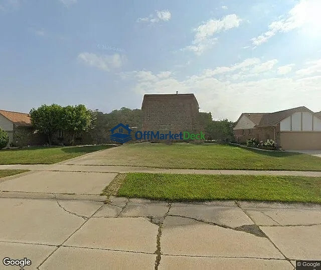 Off-market house in New Baltimore, Michigan — 3 beds, 1.5 baths, $264,900 — photo 2 of 3