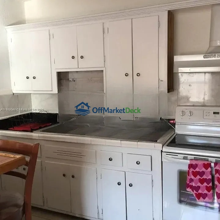Off-market multi family in Hollywood, Florida — 3 beds, 3 baths, $489,900 — photo 6 of 8