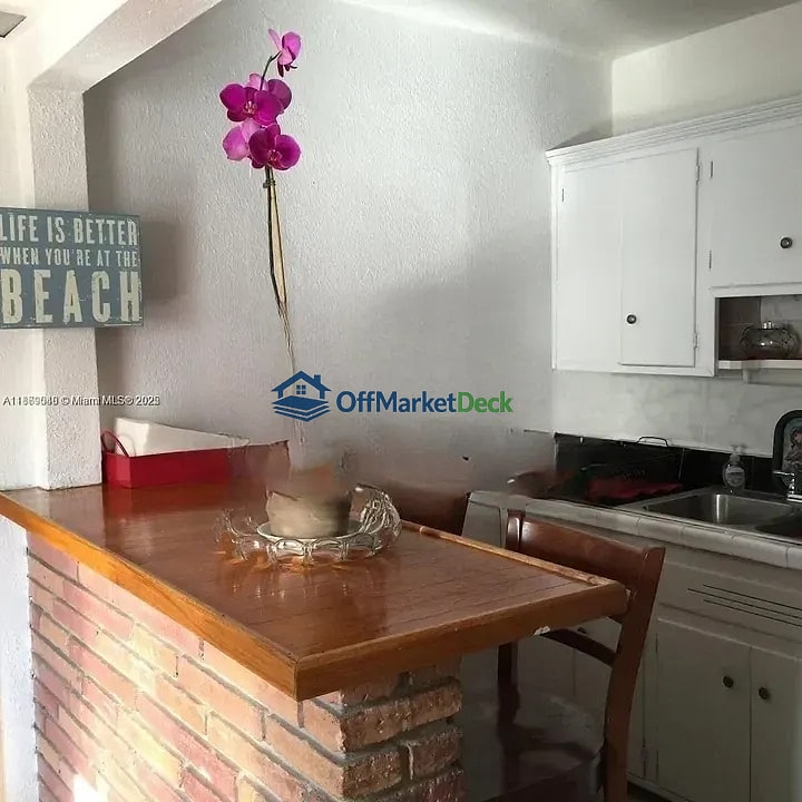 Off-market multi family in Hollywood, Florida — 3 beds, 3 baths, $489,900 — photo 5 of 8