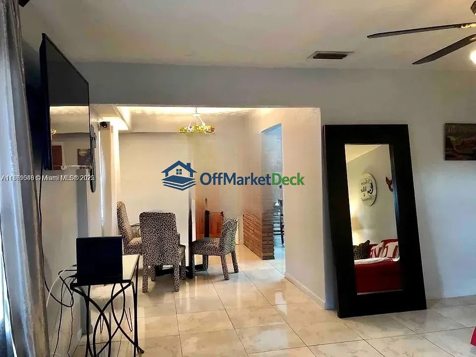 Off-market multi family in Hollywood, Florida — 3 beds, 3 baths, $489,900 — photo 3 of 8