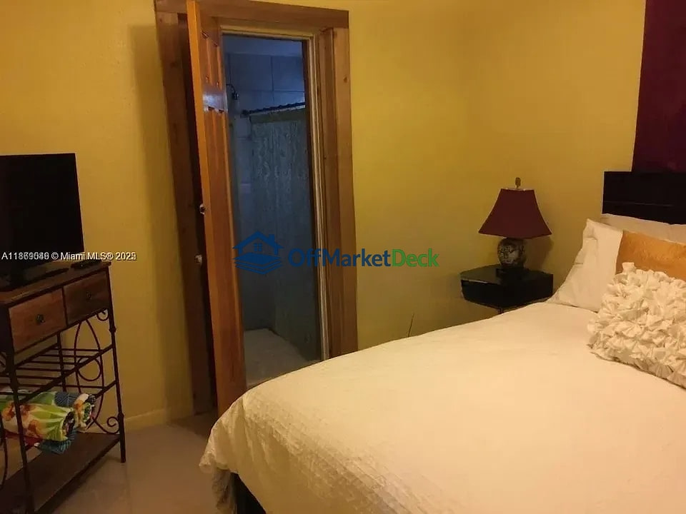 Off-market multi family in Hollywood, Florida — 3 beds, 3 baths, $489,900 — photo 7 of 8