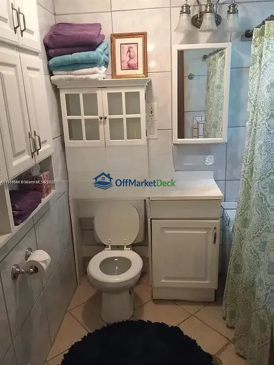 Off-market multi family in Hollywood, Florida — 3 beds, 3 baths, $489,900 — photo 8 of 8