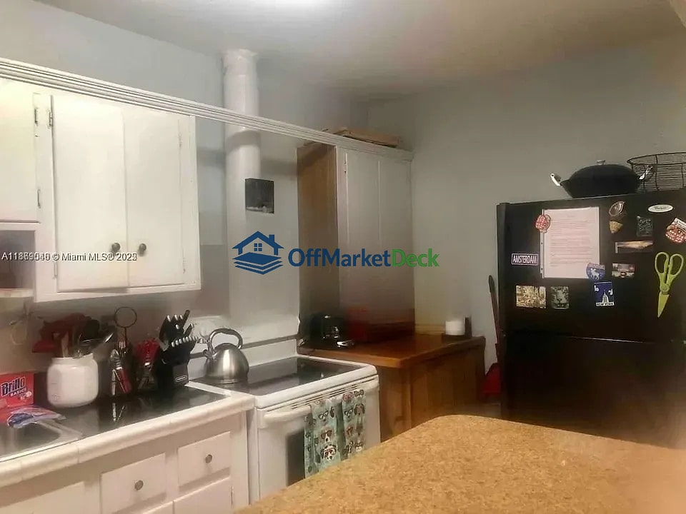 Off-market multi family in Hollywood, Florida — 3 beds, 3 baths, $489,900 — photo 4 of 8