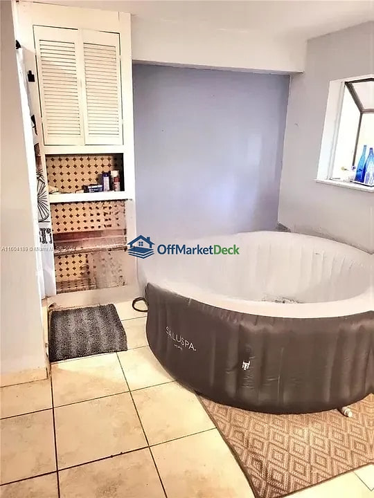 Off-market house in Miami, Florida — 2 beds, 2 baths, $230,000 — photo 8 of 8