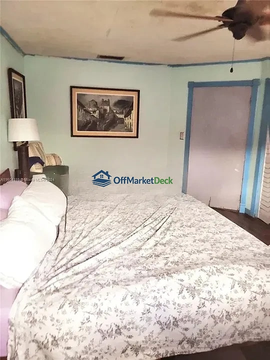 Off-market house in Miami, Florida — 2 beds, 2 baths, $230,000 — photo 6 of 8