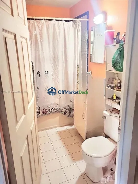 Off-market house in Miami, Florida — 2 beds, 2 baths, $230,000 — photo 3 of 8