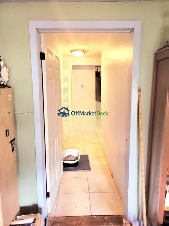 Off-market house in Miami, Florida — 2 beds, 2 baths, $230,000 — photo 2 of 8