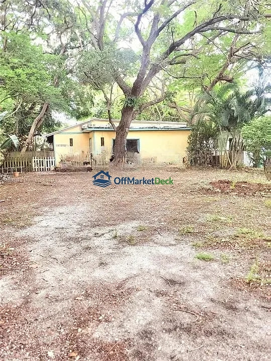 Off-market house in Miami, Florida — 2 beds, 2 baths, $230,000 - Blurred background Image