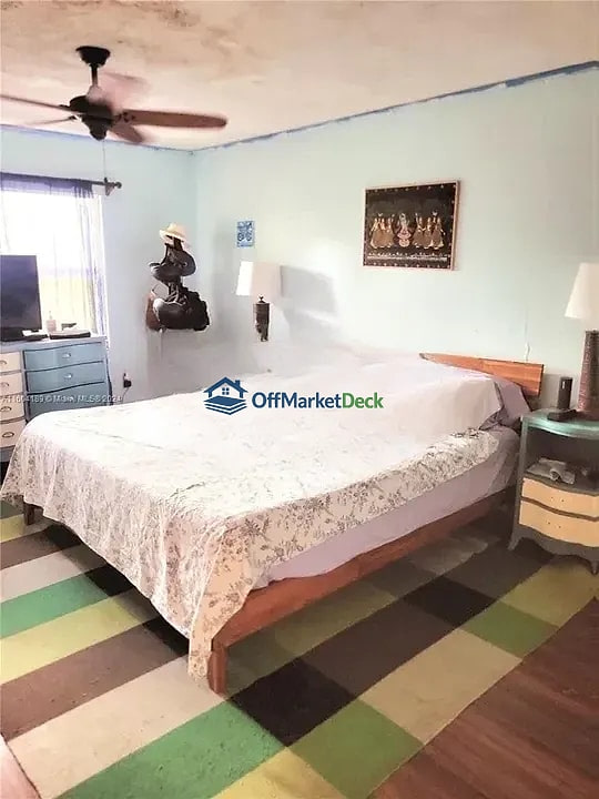 Off-market house in Miami, Florida — 2 beds, 2 baths, $230,000 — photo 4 of 8