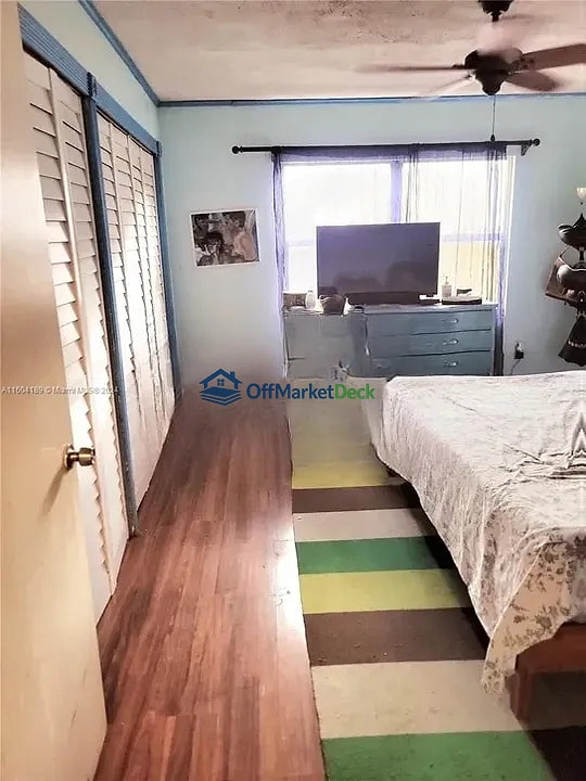 Off-market house in Miami, Florida — 2 beds, 2 baths, $230,000 — photo 5 of 8