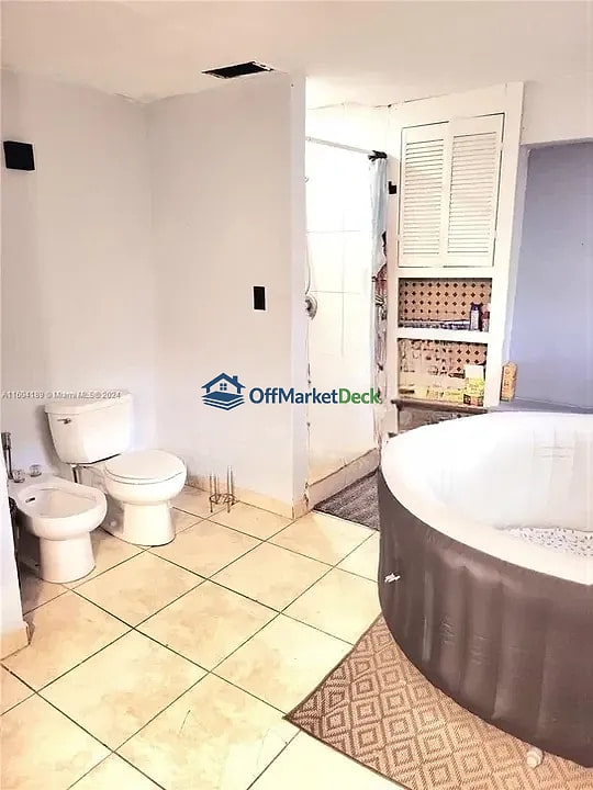 Off-market house in Miami, Florida — 2 beds, 2 baths, $230,000 — photo 7 of 8