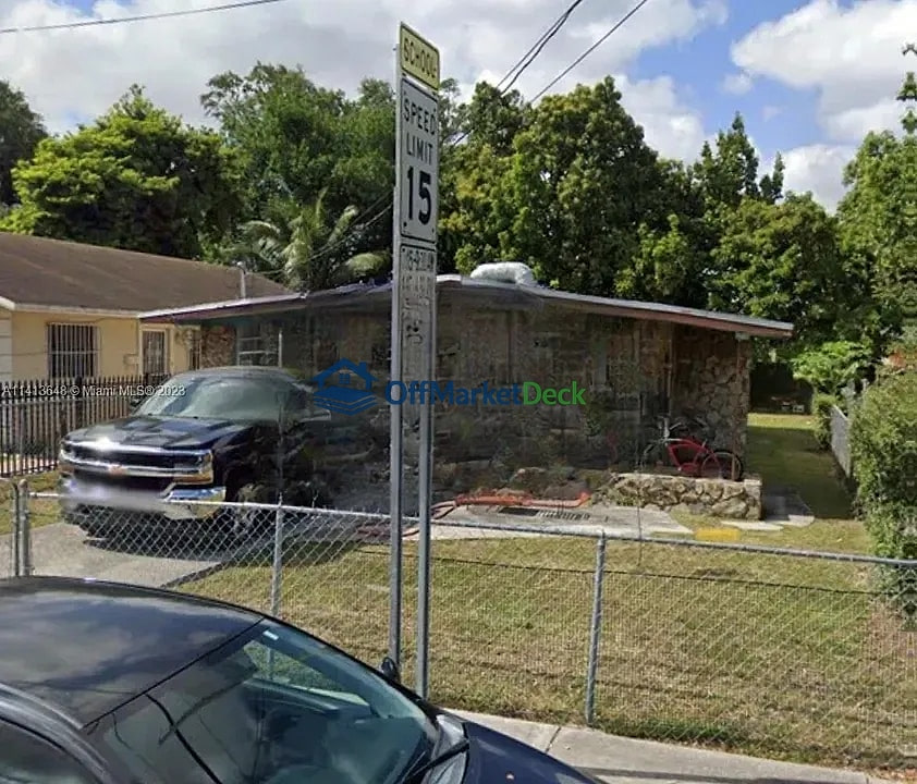 Off-market house in Miami, Florida — 3 beds, 2 baths, $344,900 — photo 3 of 3