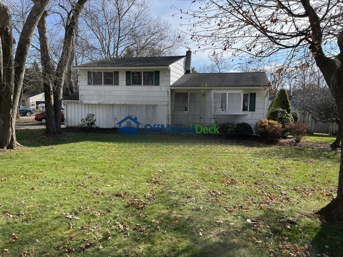 Off-market house in Florham Park, New Jersey — 3 beds, 1.5 baths, $635,000 - Blurred background Image