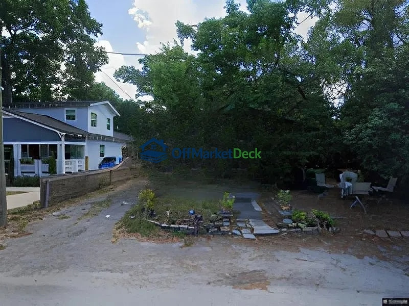 Off-market house in Tampa, Florida — 2 beds, 1 bath, $190,000 - Blurred background Image