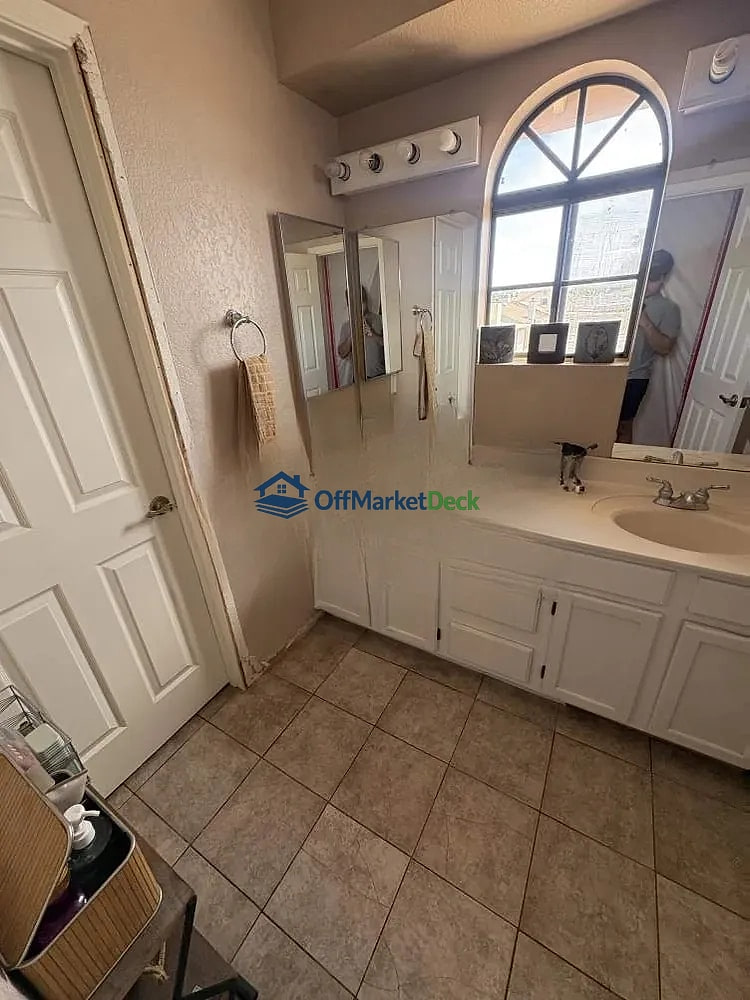 Off-market house in Mesa, Arizona — 3 beds, 2 baths, $369,900 — photo 5 of 8